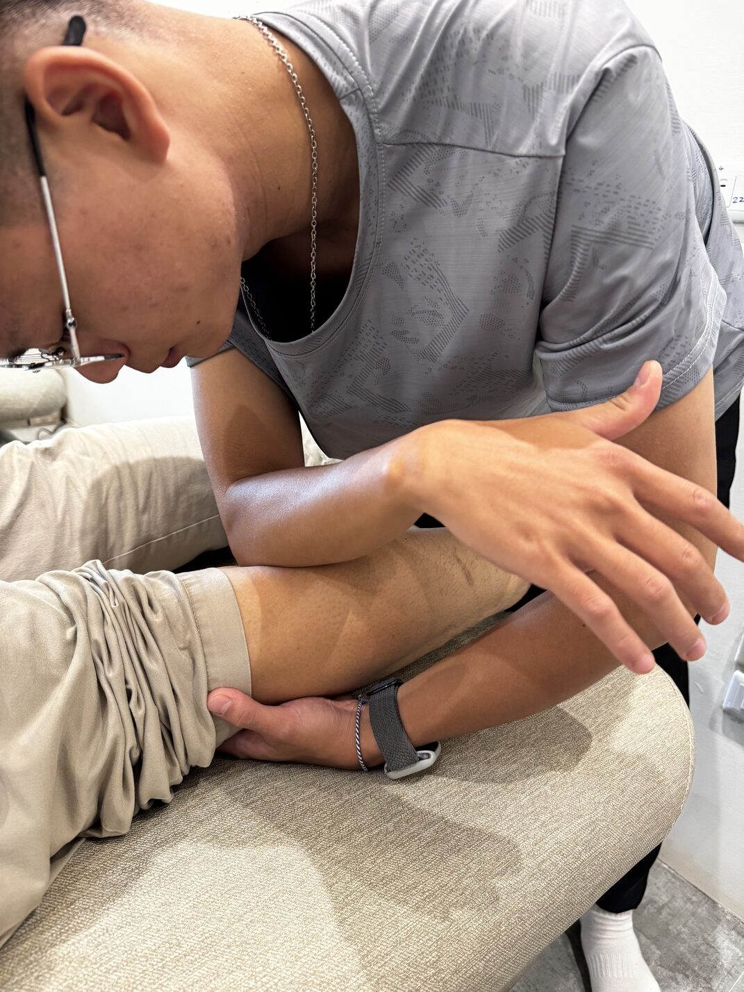 師傅細部操作小腿